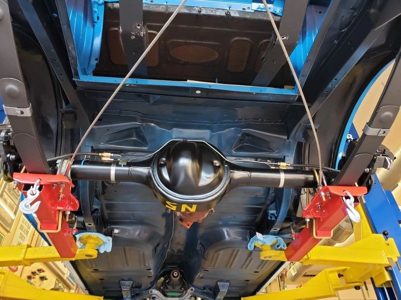 Car undercarriage with suspension and differential.