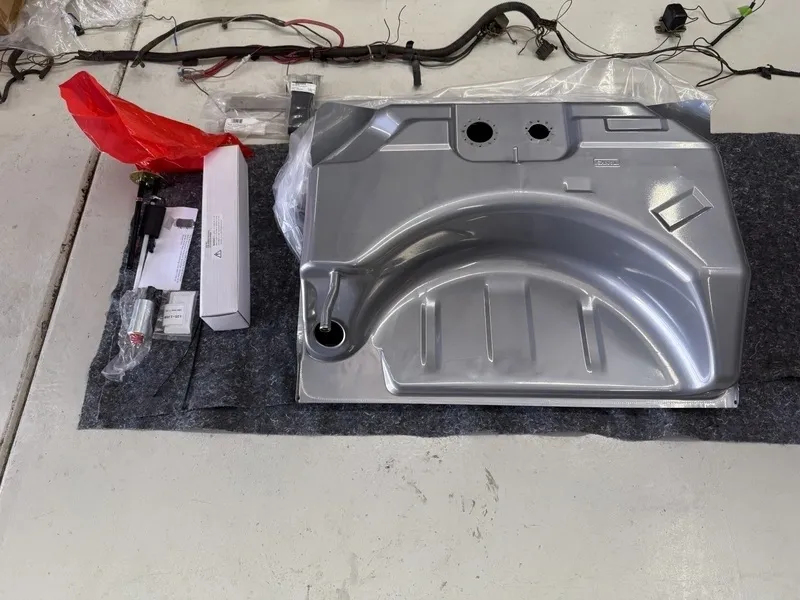 Car fuel tank and installation kit displayed.